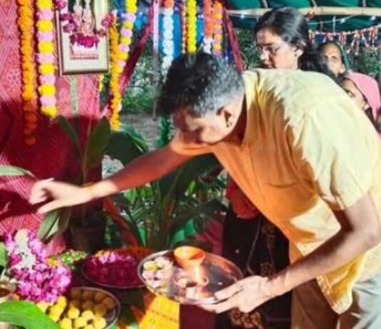 गोबर-मिट्टी और औषधीय बीजों से बने ‘औषधीय धन्वंतरि गणपति’ ‘Medicinal Dhanvantari Ganpati’ made from cow dung, soil, and medicinal seeds.