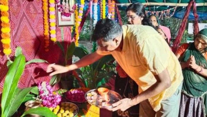 ‘Medicinal Dhanvantari Ganpati’ made from cow dung, soil, and medicinal seeds. ‘Medicinal Dhanvantari Ganpati’ made from cow dung, soil, and medicinal seeds.