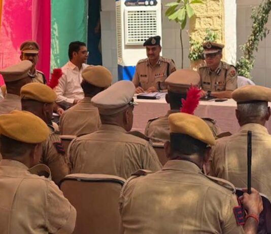 सीमा चौकियों से गांवों तक पहुंचे डीजीपी: जवानों से किया संवाद DGP reaches villages from border outposts; interacts with personnel.
