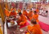 छोटी काशी में गूंजे शंख-घंटे: पालकी में निकले ठाकुरजी को कराया सरोवर में जल विहार Conch shells and bells resound in Chhoti Kashi.