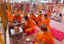 छोटी काशी में गूंजे शंख-घंटे: पालकी में निकले ठाकुरजी को कराया सरोवर में जल विहार Conch shells and bells resound in Chhoti Kashi.
