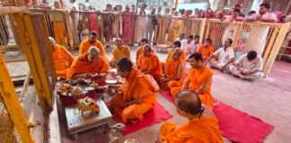छोटी काशी में गूंजे शंख-घंटे: पालकी में निकले ठाकुरजी को कराया सरोवर में जल विहार Conch shells and bells resound in Chhoti Kashi.