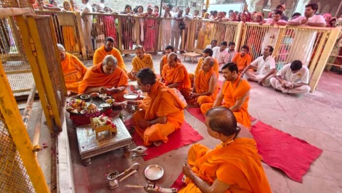 gt Conch shells and bells resound in Chhoti Kashi.