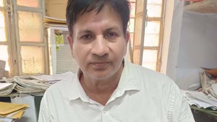 DISCOM's 'CC Babu' arrested for accepting a bribe of ₹10,000 to issue a solar SCO.