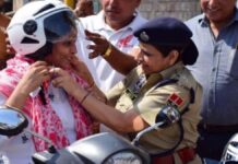 हेलमेट पहनने को लेकर यातायात पुलिस ने चलाया जागरूकता अभियान