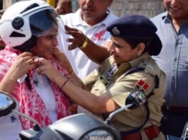 हेलमेट पहनने को लेकर यातायात पुलिस ने चलाया जागरूकता अभियान