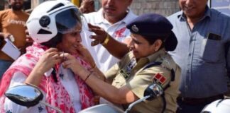 हेलमेट पहनने को लेकर यातायात पुलिस ने चलाया जागरूकता अभियान