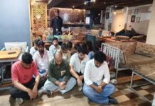 अवैध हुक्का बार पर पुलिस का छापेमारी कर किए दो संचालक गिरफ्तार
