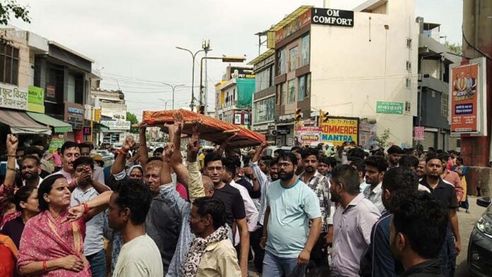 Protest against JDA demarcation on New Sanganer Road Protest against JDA demarcation on New Sanganer Road