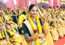 हल्दी-मेहंदी की रस्मों के साथ 50 जोड़ों ने की नई शुरुआत 50 couples embarked on a new journey with Haldi and Mehndi ceremonies.