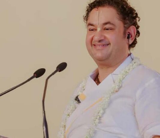 भगवान श्रीकृष्ण के जन्मोत्सव पर बधाई गीतों से गूंज उठा मंदिर परिसर