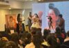 मेकअप सेमिनार में महिलाओं ने सीखे मेकअप के हुनर Women learned makeup skills at a makeup seminar.
