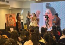 मेकअप सेमिनार में महिलाओं ने सीखे मेकअप के हुनर Women learned makeup skills at a makeup seminar.