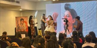 मेकअप सेमिनार में महिलाओं ने सीखे मेकअप के हुनर Women learned makeup skills at a makeup seminar.