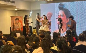 मेकअप सेमिनार में महिलाओं ने सीखे मेकअप के हुनर Women learned makeup skills at a makeup seminar.