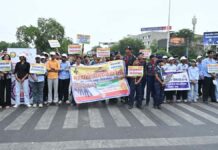 मानव श्रृंखला बनाकर मतदाताओं को मतदान के लिए किया जागरूक