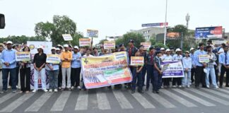 मानव श्रृंखला बनाकर मतदाताओं को मतदान के लिए किया जागरूक