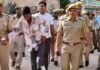 आमेर में चाकूबाजी मामला:पुलिस ने आरोपी को लंगड़ाते कदमों से बाजार में कराई पैदल परेड Stabbing incident in Amer: Police paraded the accused on foot through the market as he limped along.