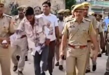 आमेर में चाकूबाजी मामला:पुलिस ने आरोपी को लंगड़ाते कदमों से बाजार में कराई पैदल परेड Stabbing incident in Amer: Police paraded the accused on foot through the market as he limped along.