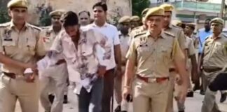 आमेर में चाकूबाजी मामला:पुलिस ने आरोपी को लंगड़ाते कदमों से बाजार में कराई पैदल परेड Stabbing incident in Amer: Police paraded the accused on foot through the market as he limped along.