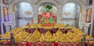 नहर के गणेशजी मंदिर में सजा मोदकों का दरबार, सिंजारे की मेहंदी और सिंदूर बांटा A 'Durbar' of Modaks Adorns the Nahar Ganesh Temple