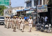 नगरपालिका चुनाव से पहले पुलिस ने निकाला फ्लैग मार्च Police conducted a flag march ahead of the municipal elections.