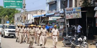 नगरपालिका चुनाव से पहले पुलिस ने निकाला फ्लैग मार्च Police conducted a flag march ahead of the municipal elections.