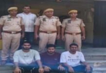 होटल मैनेजर व दोस्त पर लाठी-डंडों से हमला करने वाले तीन बदमाश गिरफ्तार Three miscreants arrested for attacking a hotel manager and his friend with sticks and clubs.