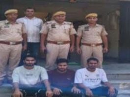 होटल मैनेजर व दोस्त पर लाठी-डंडों से हमला करने वाले तीन बदमाश गिरफ्तार Three miscreants arrested for attacking a hotel manager and his friend with sticks and clubs.