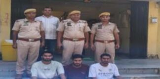 होटल मैनेजर व दोस्त पर लाठी-डंडों से हमला करने वाले तीन बदमाश गिरफ्तार Three miscreants arrested for attacking a hotel manager and his friend with sticks and clubs.