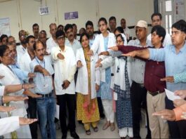 स्वैच्छिक रक्तदान अभियान:जिला कलेक्टर संदेश नायक ने किया रक्तदान