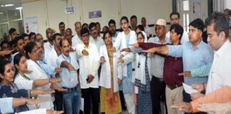 स्वैच्छिक रक्तदान अभियान:जिला कलेक्टर संदेश नायक ने किया रक्तदान