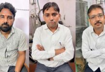 सोलर प्लांट की नेट मीटरिंग के लिए रिश्वत लेते रेलवे इंजीनियर समेत तीन गिरफ्तार Three people, including a railway engineer, arrested for taking a bribe for solar plant net metering.