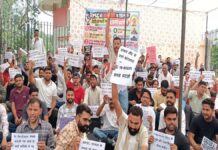 एसआई भर्ती परीक्षा के खिलाफ शहीद स्मारक पर अभ्यर्थियों ने किया धरना-प्रदर्शन