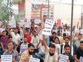 एसआई भर्ती परीक्षा के खिलाफ शहीद स्मारक पर अभ्यर्थियों ने किया धरना-प्रदर्शन