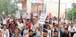 एसआई भर्ती परीक्षा के खिलाफ शहीद स्मारक पर अभ्यर्थियों ने किया धरना-प्रदर्शन