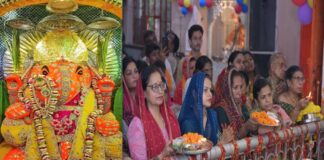 राजशाही पोशाक और स्वर्ण मंडित मुकुट में सजे नहर के गणेशजी Lord Ganesha of the canal, adorned in royal attire and a gold-plated crown.