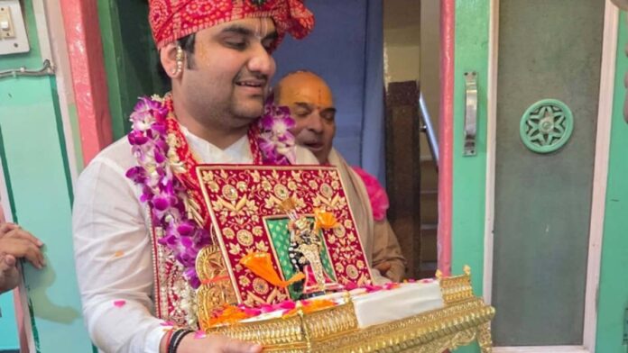 Shri Radha-Girdhar Lal arrived in Jaipur after their wedding in Vrindavan. Shri Radha-Girdhar Lal arrived in Jaipur after their wedding in Vrindavan.