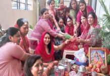 ‘टीजड़ी’ पर्व पर पति की दीर्घायु के लिए महिलाओं ने रखा निर्जला व्रत
