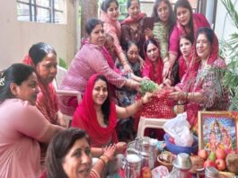 ‘टीजड़ी’ पर्व पर पति की दीर्घायु के लिए महिलाओं ने रखा निर्जला व्रत