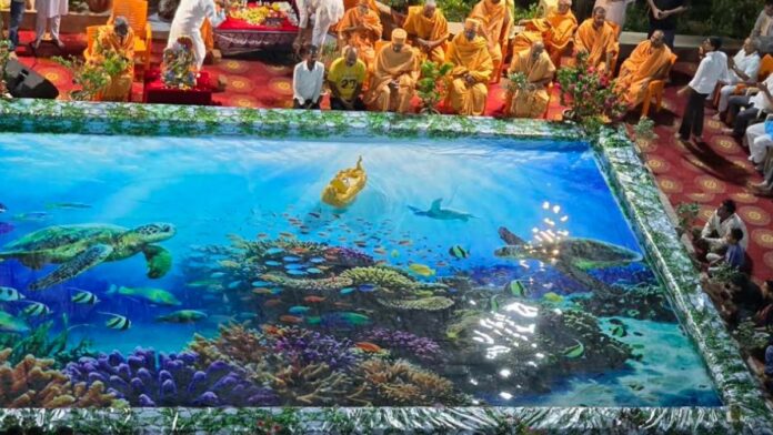 Thakurji enjoyed a boat ride in the captivating water pool at Swaminarayan Akshardham.