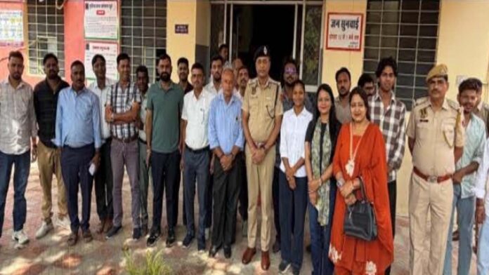 Special Police Commissioner holds meeting with CLG and Youth CLG at Sanganer Police Station. Special Police Commissioner holds meeting with CLG and Youth CLG at Sanganer Police Station.