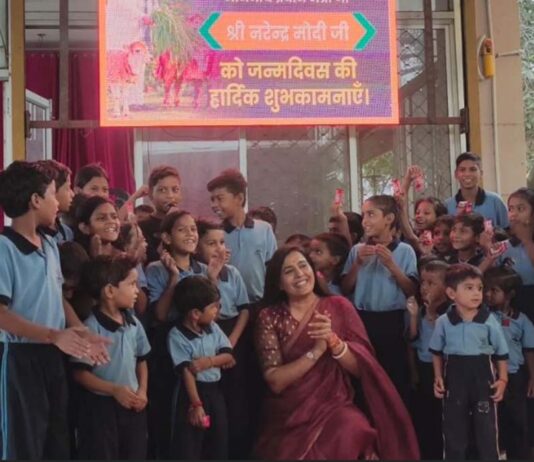 गौशाला में बच्चों संग डॉक्यूमेंट्री देखी: कोचिंग हब में हवन कर मनाया मोदी का जन्मदिन Watched a documentary with children at the cowshed.