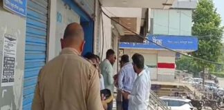 बैंक कर्मियों को पिस्तौल दिखाकर लूटे 42 लाख रुपए, नहीं लगा बदमाशों का कोई सुराग Rs 42 lakh looted from bank employees at gunpoint.