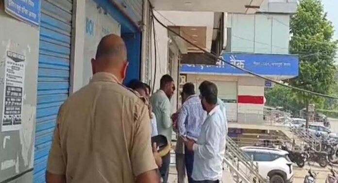 Rs 42 lakh looted from bank employees at gunpoint.