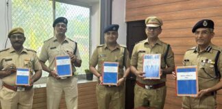 डीजी जेल अशोक राठौड़ ने किया प्रहरी प्रशिक्षण के लिए पाठ्य-पुस्तकों का विमोचन DG (Prisons) Ashok Rathore released textbooks for prison guard training.