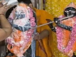जन्माष्टमी: राधा दामोदर मंदिर में दिन में जन्मे कान्हा Janmashtami: Kanha born during the day at Radha Damodar Temple.