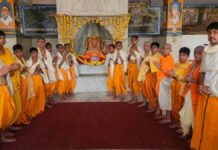 खोले के हनुमानजी मंदिर में ऋषि पंचमी पर 21 बटुकों का यज्ञोपवीत व विद्यारंभ संस्कार 'Vidyarambha Sanskar' for 21 young boys at Khole Ke Hanumanji Temple on Rishi Panchami.