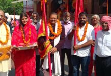 माता के जयकारों के साथ वैष्णो देवी के लिए पदयात्रा रवाना A pilgrimage on foot to Vaishno Devi sets off amidst chants in praise of the Goddess.