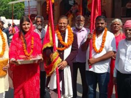 माता के जयकारों के साथ वैष्णो देवी के लिए पदयात्रा रवाना A pilgrimage on foot to Vaishno Devi sets off amidst chants in praise of the Goddess.